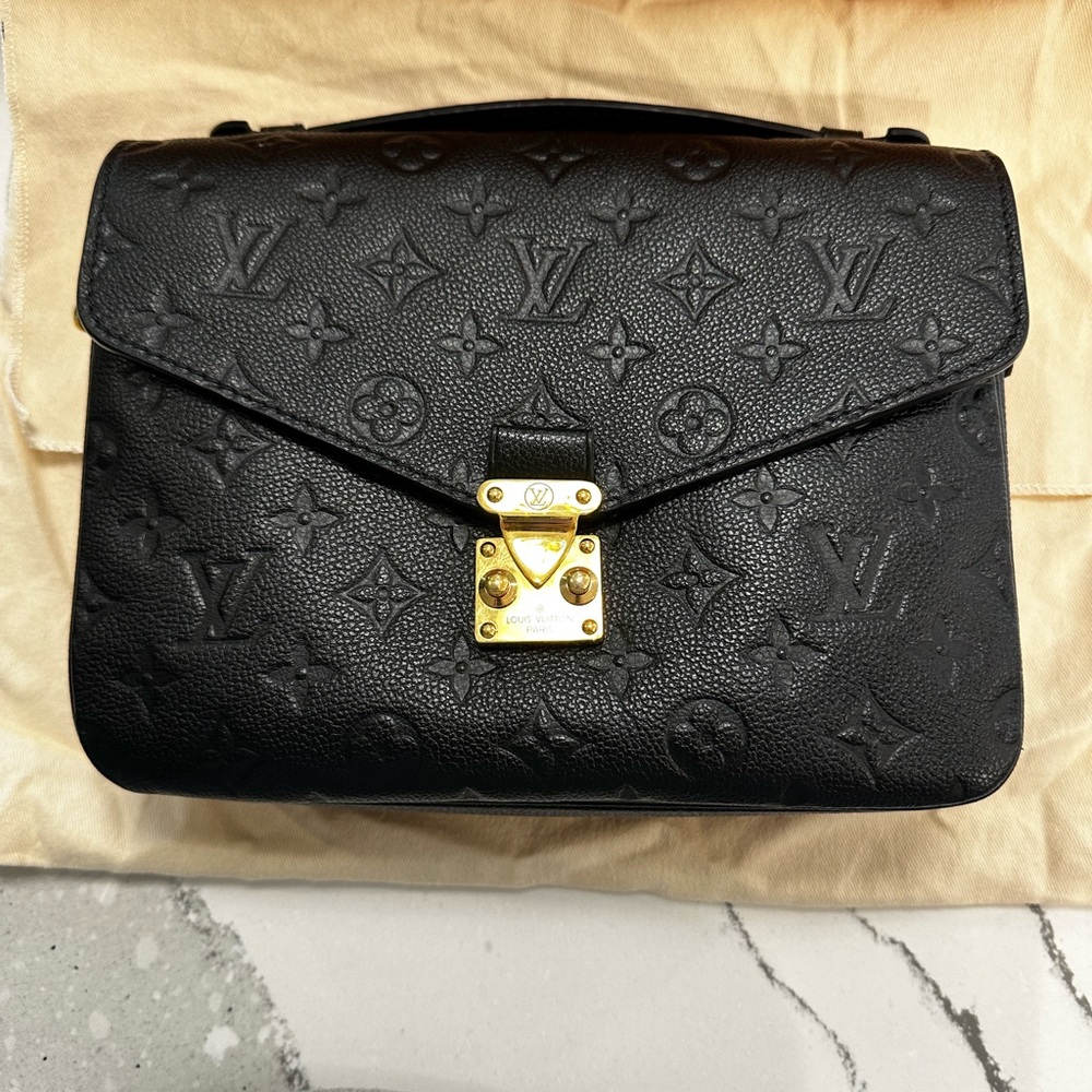 Louis Vuitton Pochette Métis Black